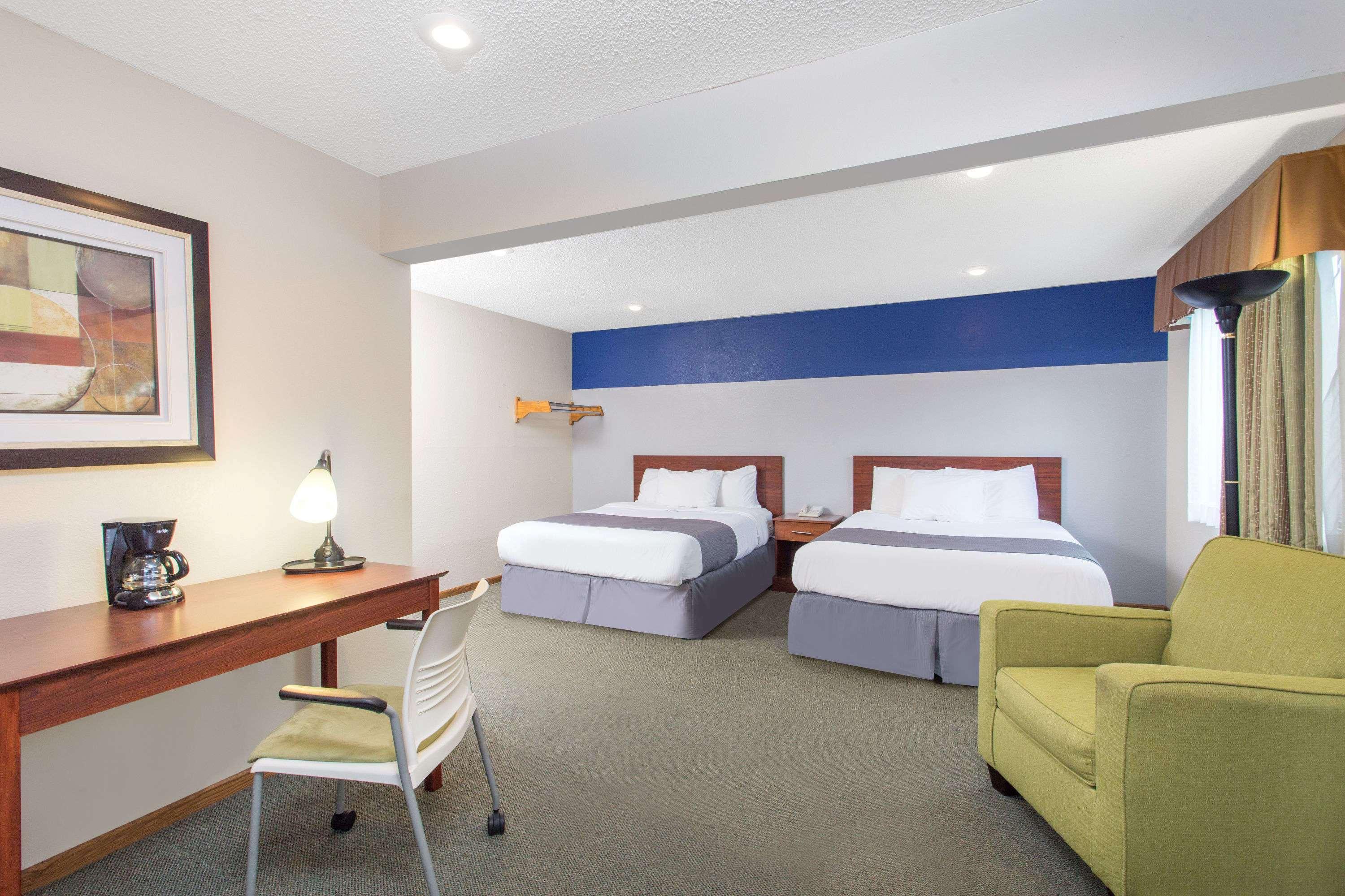 Baymont By Wyndham Dubuque Hotel Exterior photo