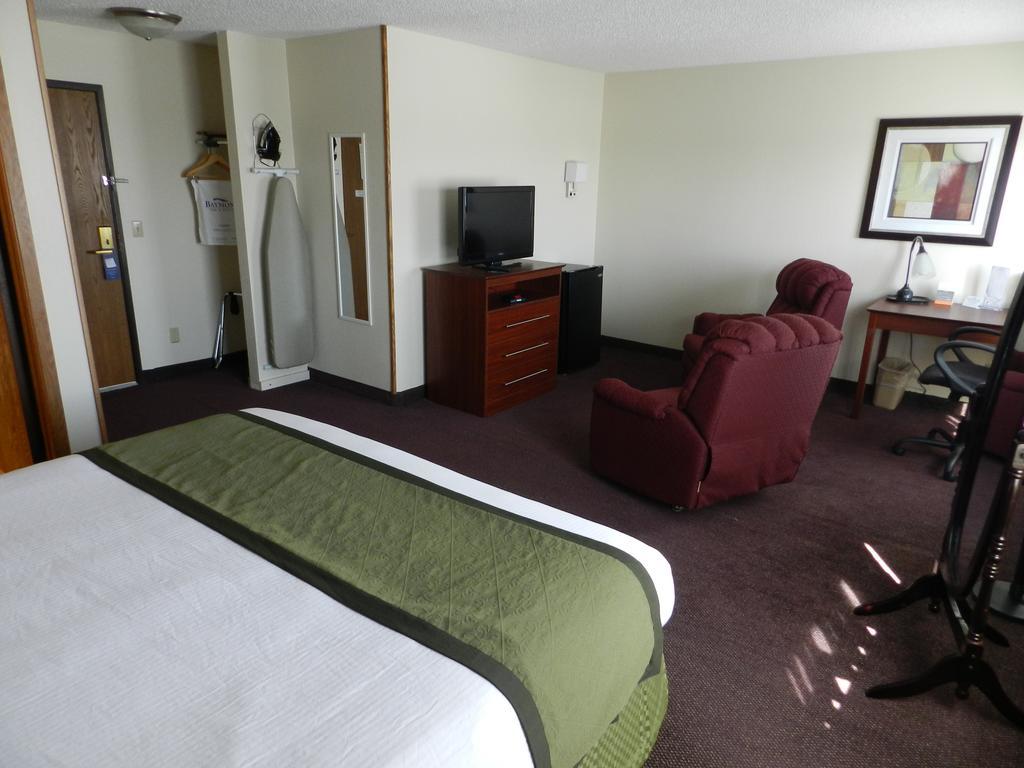 Baymont By Wyndham Dubuque Hotel Exterior photo